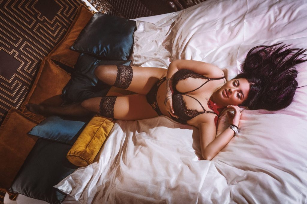 Sara XXL Busen in der Monaco Residenz
