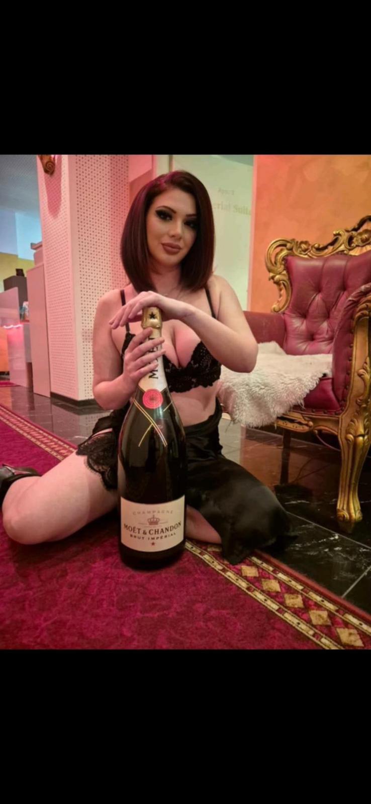 Rebeka in der Monaco Residenz