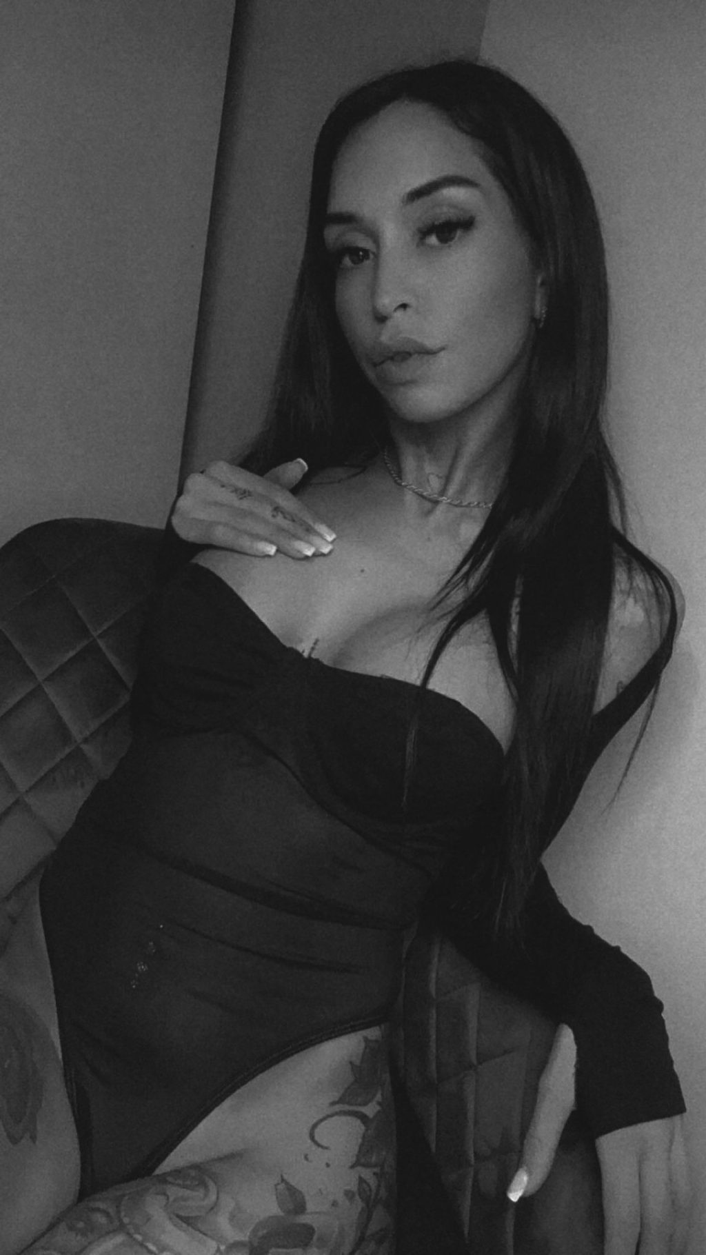 Skinny Gizem in der Monaco Residenz