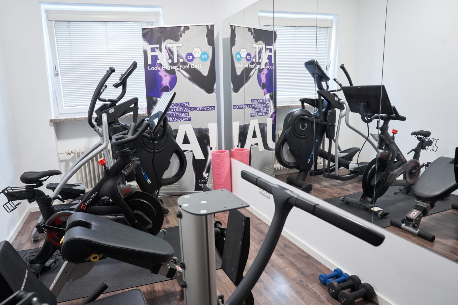 Fitnessraum der Monaco Residenz mit verschiedenen Trainingsgeräten